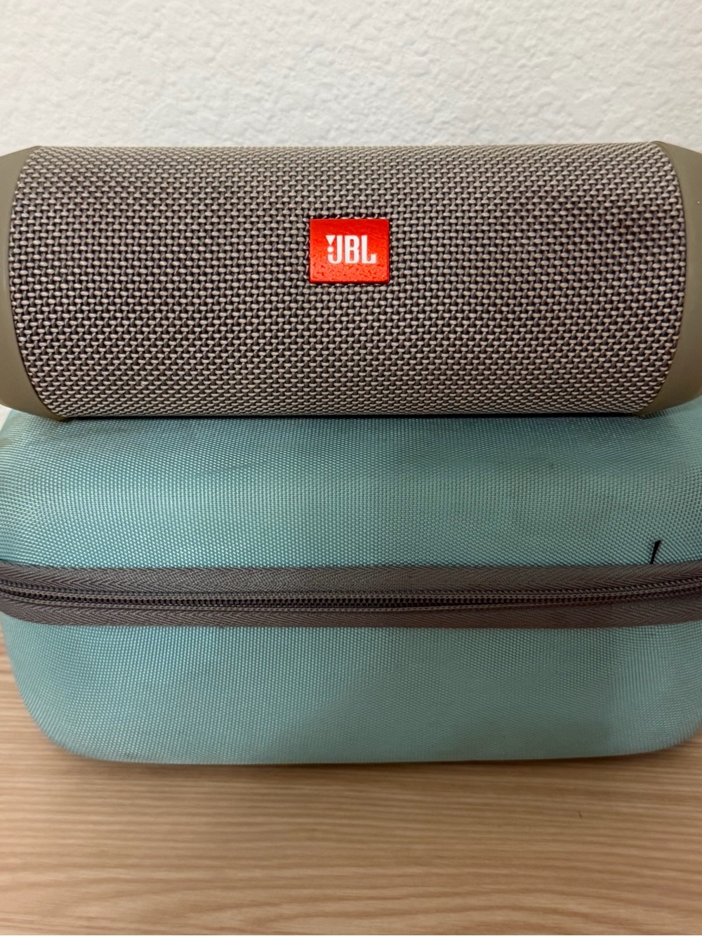 JBL Flip 4 Portable Speaker in Gray with Teal Case